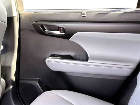Certified 2025 Toyota Highlander XLE image 21
