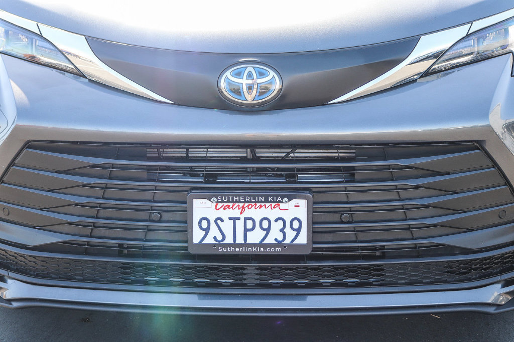 Used 2025 Toyota Sienna XLE FWD image 9