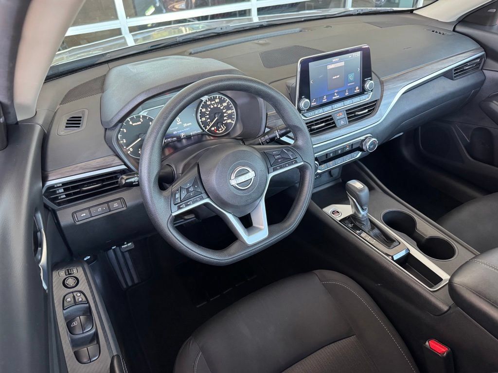 Used 2025 Nissan Altima 2.5 SV FWD image 3