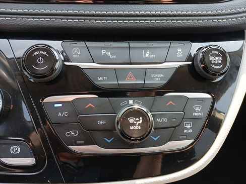 Used 2024 Chrysler Pacifica Touring-L FWD image 22