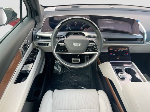 New 2026 Cadillac Vistiq Luxury w/ LPO, Floor Liner Package AWD/4WD image 24