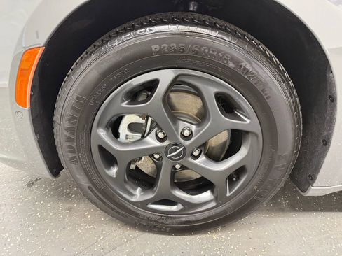 Used 2022 Chrysler Pacifica Limited w/ Uconnect Theater Family Group image 18