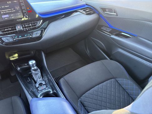 Used 2020 Toyota C-HR XLE FWD image 17