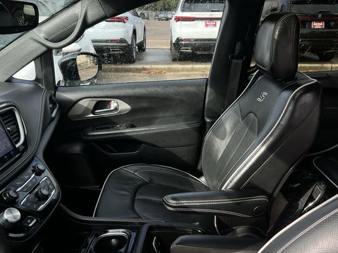 Used 2024 Chrysler Pacifica Limited w/ S Appearance Package image 23