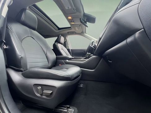 Used 2025 Toyota Highlander XLE image 12