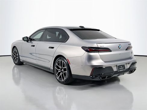 Used 2023 BMW 760i xDrive w/ Luxury Rear Seating Package image 5