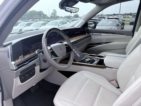 Used 2025 Cadillac Escalade Sport Platinum AWD/4WD image 9