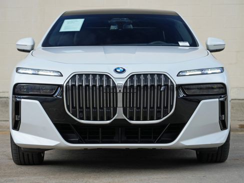 Used 2023 BMW i7 xDrive60 w/ Executive Package 2 AWD/4WD image 7