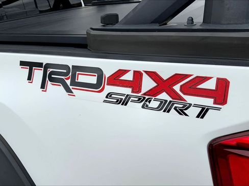 Used 2017 Toyota Tacoma SR5 AWD/4WD image 8