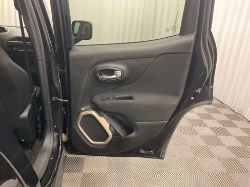 Used 2017 Jeep Renegade Latitude image 25