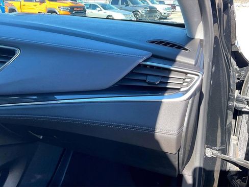 Used 2020 Buick Enclave Essence image 23