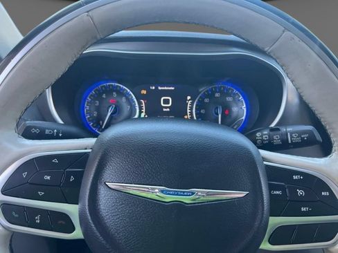 Used 2019 Chrysler Pacifica Limited FWD image 11