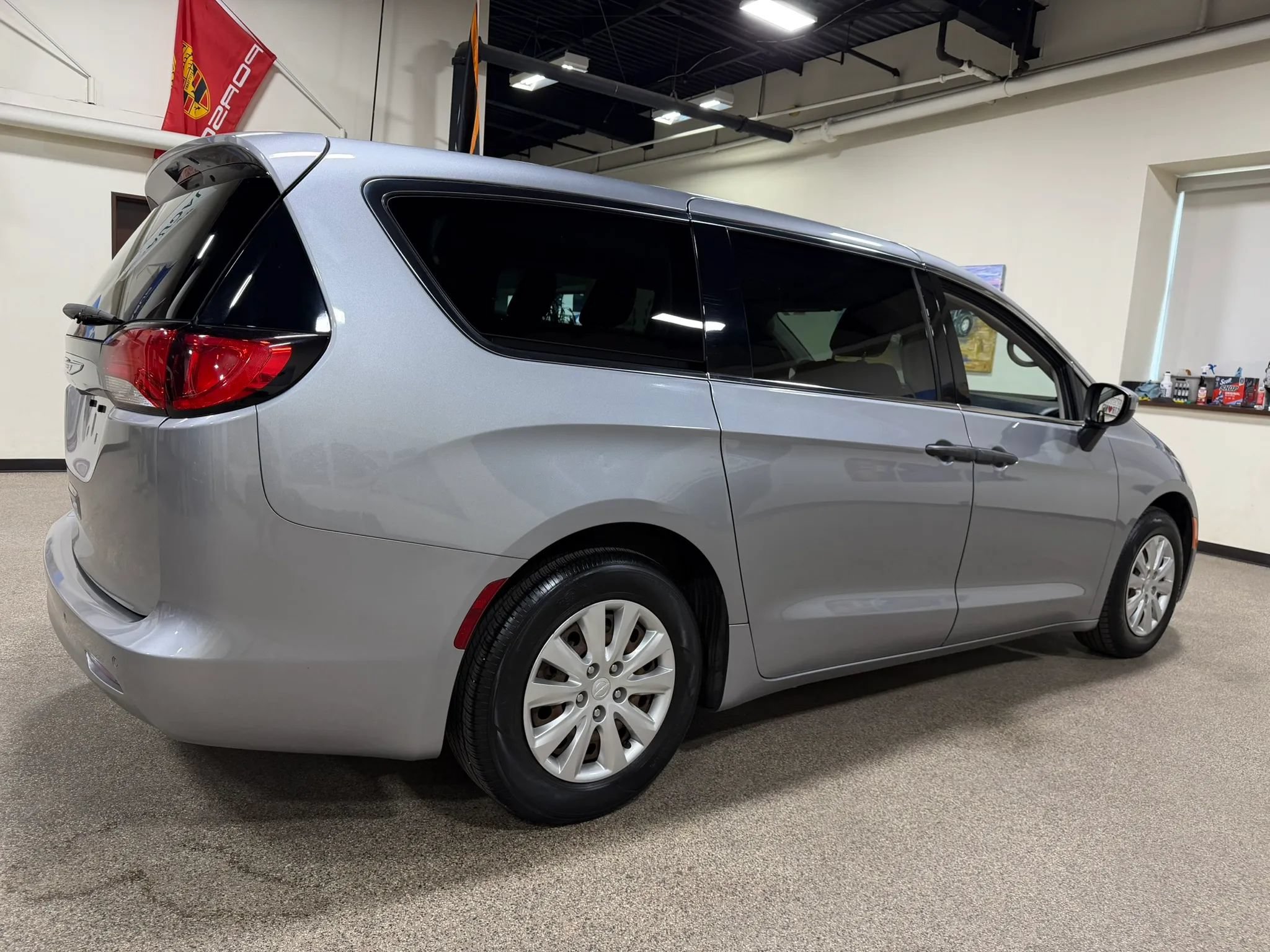 Used 2021 Chrysler Voyager L FWD image 16