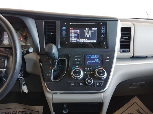 Used 2017 Toyota Sienna L FWD image 29