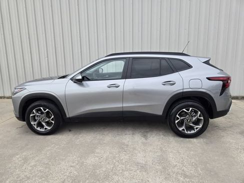 Used 2025 Chevrolet Trax LT w/ LT Convenience Package FWD image 5