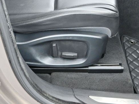 Used 2017 Jaguar F-PACE Premium image 32