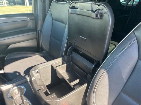 Used 2023 GMC Yukon XL SLT w/ SLT Premium Package image 17