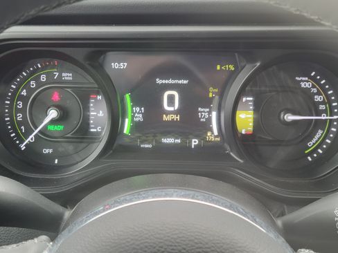 Used 2025 Jeep Wrangler Unlimited Sahara AWD/4WD image 9