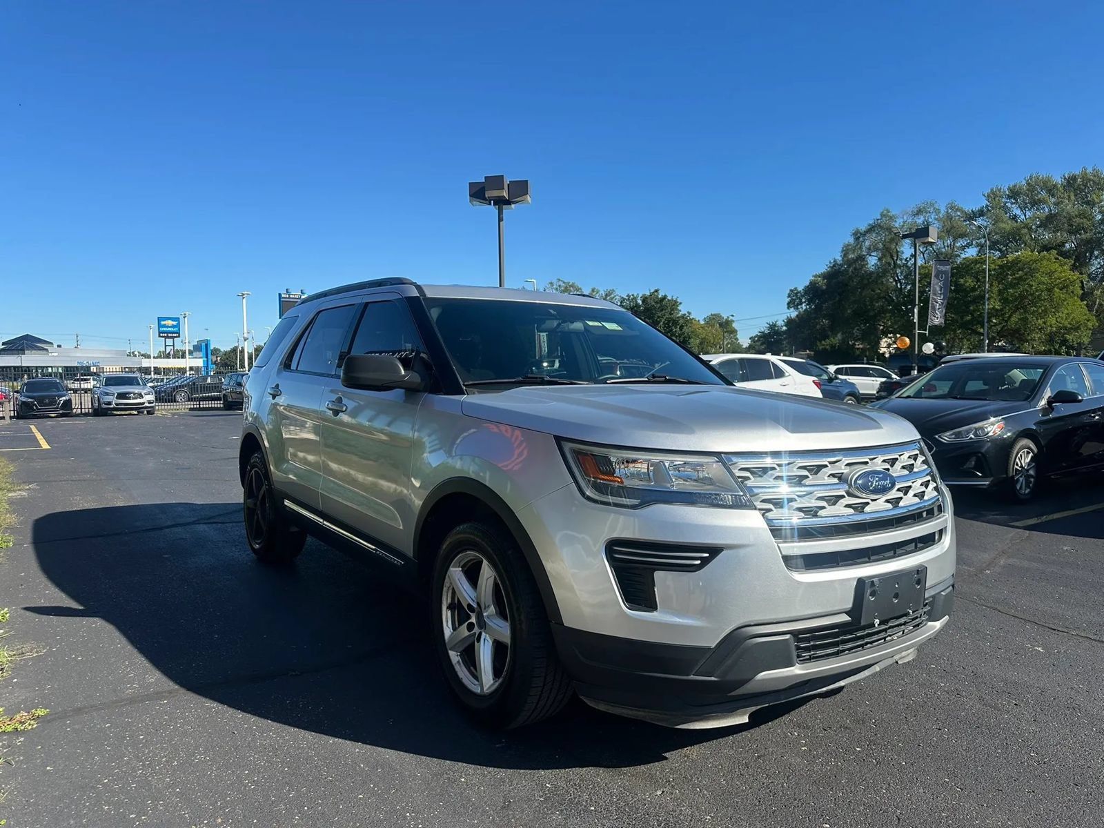 Used 2018 Ford Explorer XLT FWD image 3