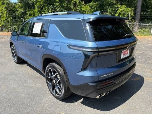 Used 2025 Chevrolet Traverse High Country FWD image 3