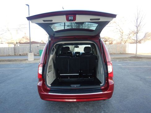 Used 2013 Chrysler Town & Country Touring-L image 26