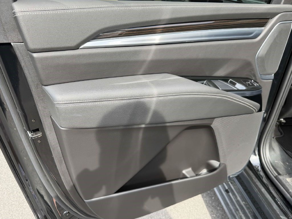 Certified 2025 Cadillac Escalade ESV Premium Luxury w/ Touring Package AWD/4WD image 13