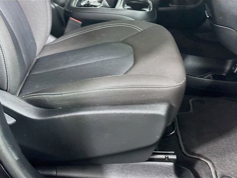 Used 2023 Chrysler Pacifica Touring image 23