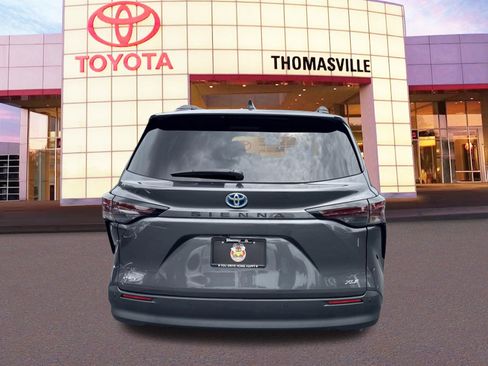 Used 2025 Toyota Sienna XLE FWD image 6