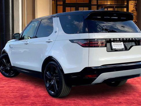 Used 2024 Land Rover Discovery Metropolitan Edition image 11