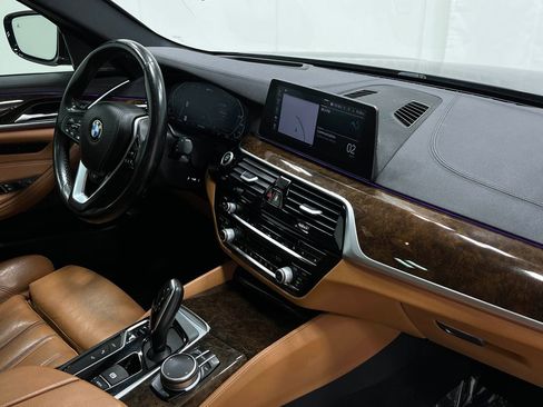 Used 2020 BMW 530e xDrive w/ Premium Package image 22