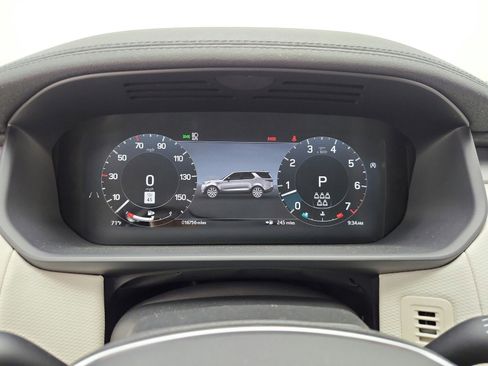 Used 2024 Land Rover Discovery Dynamic SE AWD/4WD image 10