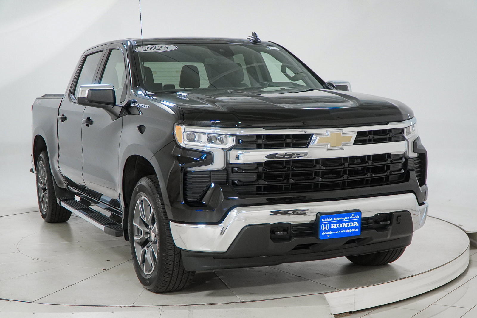 Used 2025 Chevrolet Silverado 1500 LT AWD/4WD image 16