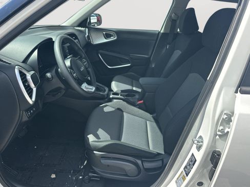 Used 2025 Kia Soul LX w/ LX Technology Package FWD image 8