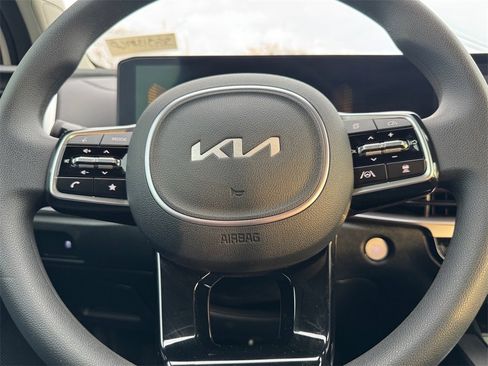Certified 2025 Kia Sorento LX image 15
