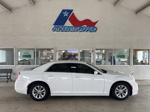 Used 2019 Chrysler 300 Touring image 1