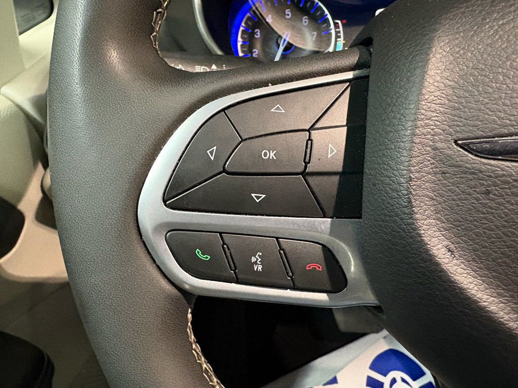 Used 2024 Chrysler Pacifica Touring-L FWD image 17