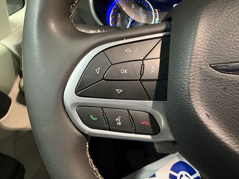 Used 2024 Chrysler Pacifica Touring-L FWD image 17