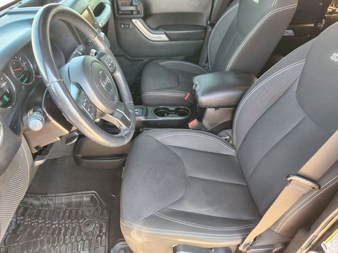 Used 2016 Jeep Wrangler Unlimited Sahara w/ Connectivity Group image 13