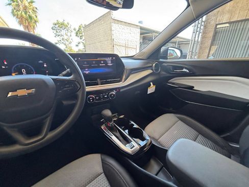 Used 2025 Chevrolet Trax LT FWD image 34