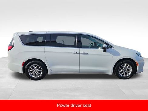 Used 2023 Chrysler Pacifica Touring-L image 8