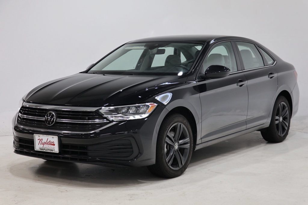 Used 2024 Volkswagen Jetta SE w/ Panoramic Sunroof Package FWD image 3