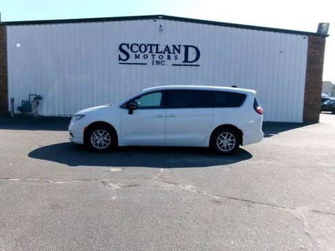 Used 2025 Chrysler Pacifica Select FWD image 1