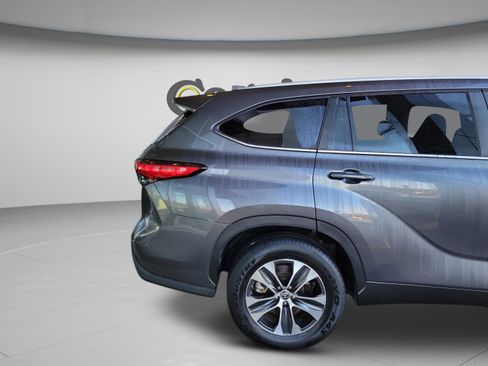 Certified 2023 Toyota Highlander XLE image 9
