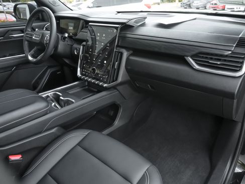 Used 2024 GMC Acadia Elevation image 39