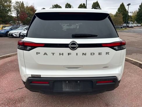 Used 2025 Nissan Pathfinder SV image 4