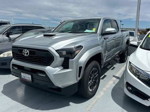 Used 2025 Toyota Tacoma TRD Sport AWD/4WD image 2