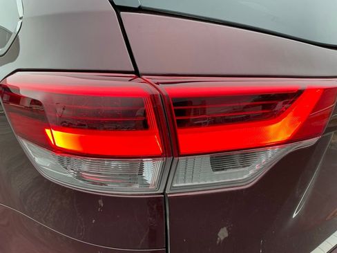 Used 2019 Toyota Highlander Plus w/ Carpet Mat Package (TMS) FWD image 14