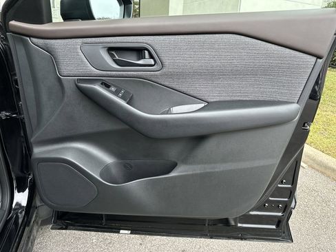 Used 2023 Nissan Rogue S image 33