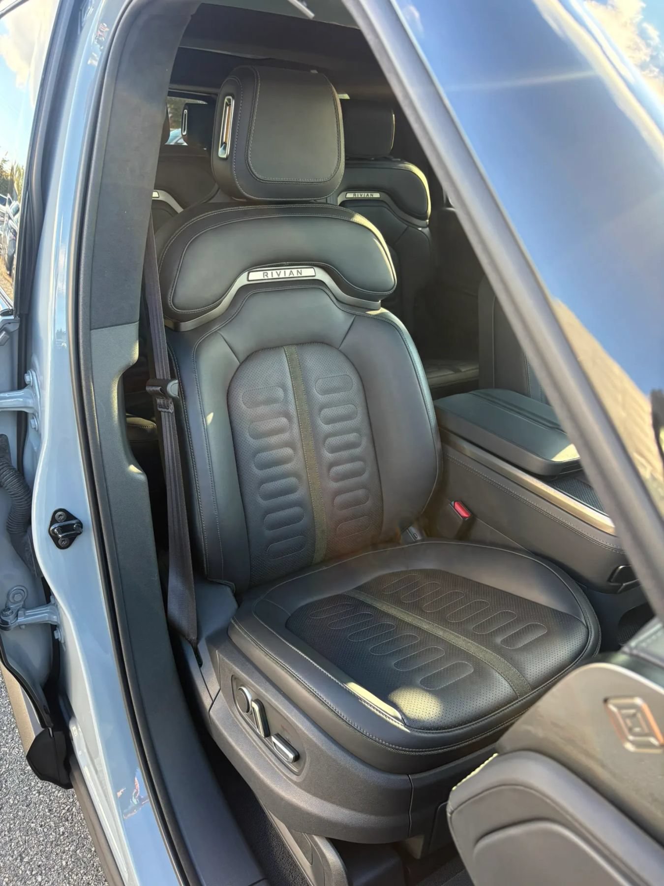 Used 2025 Rivian R1S Adventure Dual AWD/4WD image 15