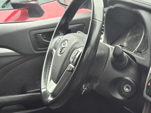 Certified 2017 Toyota Highlander Plus AWD/4WD image 18